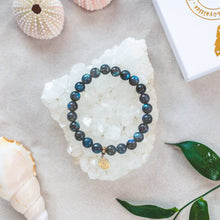 Ladda upp bild till gallerivisning, Elegant and stylish elastic bracelet with high grade Labradorite gemstones and details in 18k gold-plated 925 sterling silver and brass. Presented on a crystal cluster beach style. Gypset style jewelry.