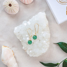 Ladda upp bild till gallerivisning, Elegant Green Aventurine earrings with details in 18k gold-plated 925 sterling silver. Presented on a crystal cluster on a beach