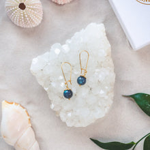 Ladda upp bild till gallerivisning, Elegant labradorite earrings with details in 18k gold-plated 925 sterling silver. Presented on a crystal cluster beach style.