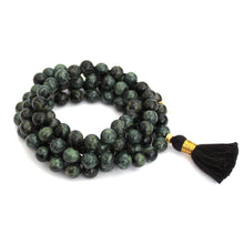 Ladda upp bild till gallerivisning, Elegant and exclusive Kambaba Jasper Mala Necklace with 108 pearls and details in 18k gold-plated 925 sterling silver and brass. From side.