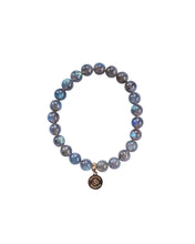 Ladda upp bild till gallerivisning, Elegant and stylish elastic bracelet with high grade Labradorite gemstones and details in 18k gold-plated 925 sterling silver and brass.