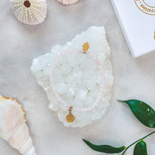 Ladda upp bild till gallerivisning, Kristallarmband rosenkvartsarmband och berlock med hamsasymbol