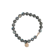 Ladda upp bild till gallerivisning, Elegant and stylish hand knotted Labradorite bracelet with high grade gemstones and details in 18k gold-plated 925 sterling silver. 
