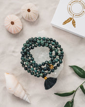 Ladda upp bild till gallerivisning, Elegant and exclusive Kambaba Jasper Mala Necklace with 108 pearls and details in 18k gold-plated 925 sterling silver and brass. Presented on a crystal cluster beach style.
